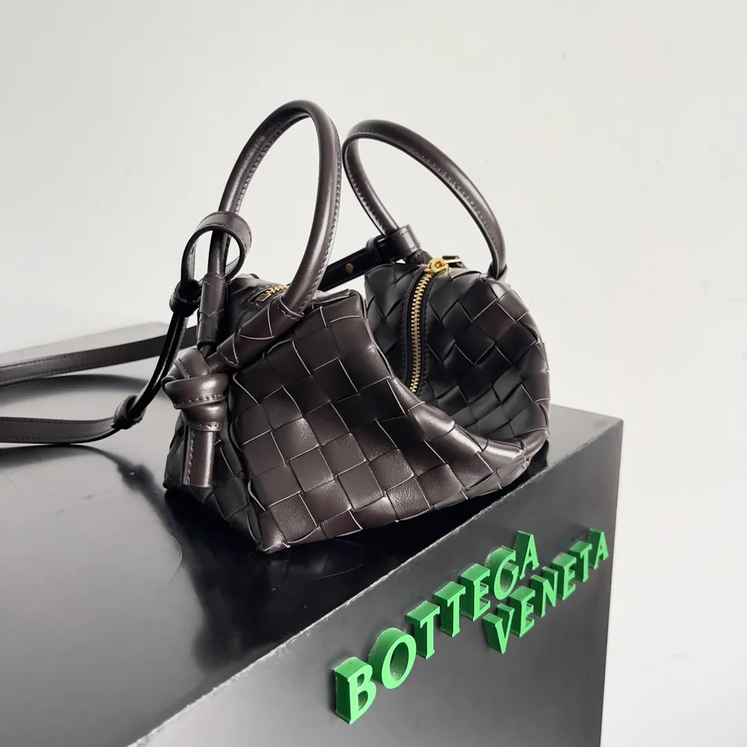 Batch 1360 BOTTEGA VENETA 2024 new loop is here! ! Many girls who like BV have owned the Loop bag. It has a simple appearance, classic weaving, and a compact and lightweight bag shape. This innovation continues the "camera bag" shape. Unlike the traditional Loop bag, which can only be worn as a crossbody bag, this innovation It can be carried by hand or cross-body, satisfying both the concave shape and daily needs. The oversized buckle can be folded and used as a handle. The sultry heat in summer ☀️ usually reduces people's desires. Having a lightweight bag will greatly enhance the happiness of traveling🫧 Style number: 796615 Size: 19*12*9cm